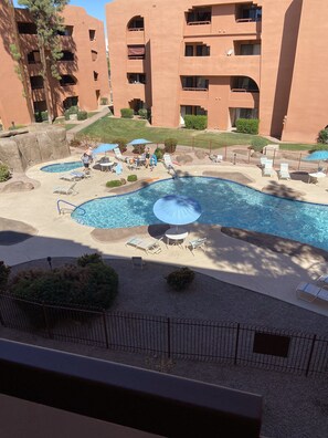 Outdoor pool, a heated pool - Luxury and Convenience in a stunning one-bedroom Condo in Phoenix Arizona (Phoenix)