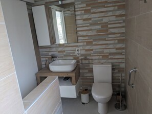 Sèche-cheveux, serviettes fournies, savon, papier toilette