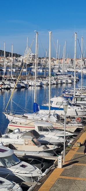 Marina - Une Pépite vue mer et Port, Climatisé, Avec Piscine et Parking (Agde)