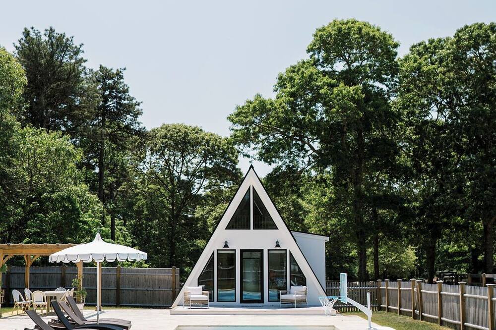 Modern A-Frame cottage with Pool set on a Horse Farm. 5 minutes from the beach!