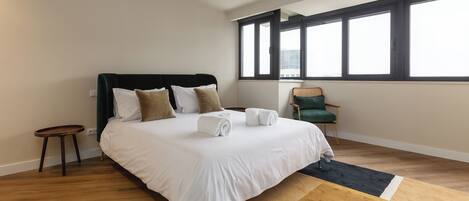 Caja de seguridad en la habitación y tabla de planchar con plancha