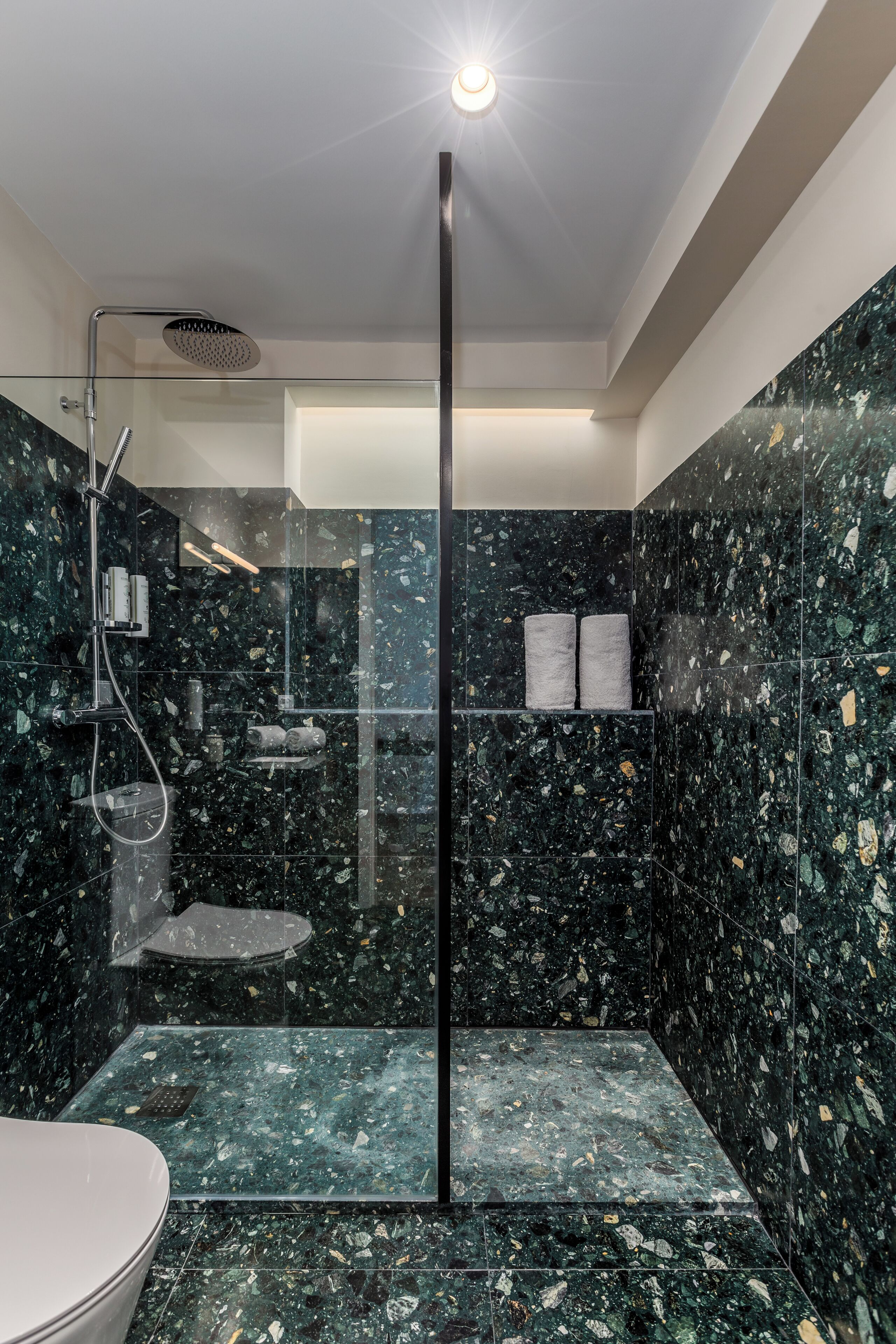 Standard-Apartment, Stadtblick | Badezimmer | Dusche, kostenlose Toilettenartikel, Haartrockner, Handtücher