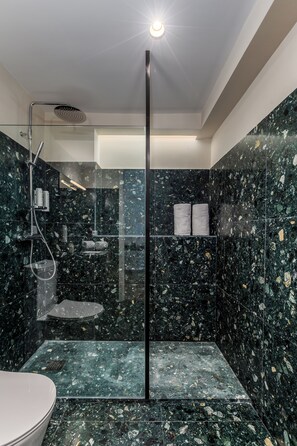 Departamento estándar, vista a la ciudad | Baño | Regadera, amenidades de baño gratuitas, secadora de cabello, toallas 