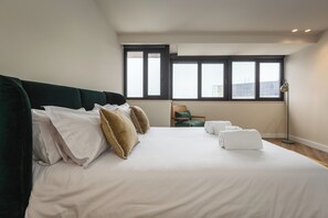 In-room safe, iron/ironing board, free WiFi, bed sheets - Aspasios Bonjardim Apartments (Porto)