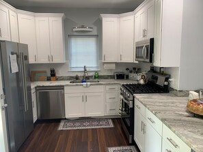 Fridge, microwave, oven, stovetop - New home w/ EV charging, close to beaches and DE Turf (Lincoln)