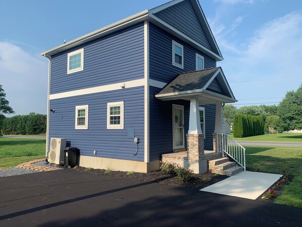 Exterior - New home w/ EV charging, close to beaches and DE Turf (Lincoln)