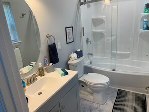 Douche, sèche-cheveux, serviettes fournies, savon