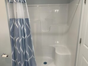 Shower, hair dryer, towels, soap - New home w/ EV charging, close to beaches and DE Turf (Lincoln)