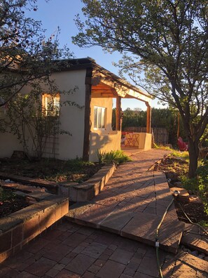 Property grounds - Casa de Suenos- Stunning Santa Fe 3 Bedroom/3 Bath Home on 5 Acres (Santa Fe)