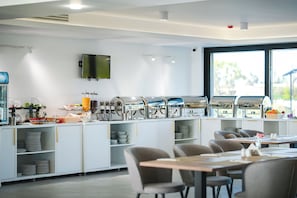 Colazione continentale, servita tutte le mattine (60 RON a persona)