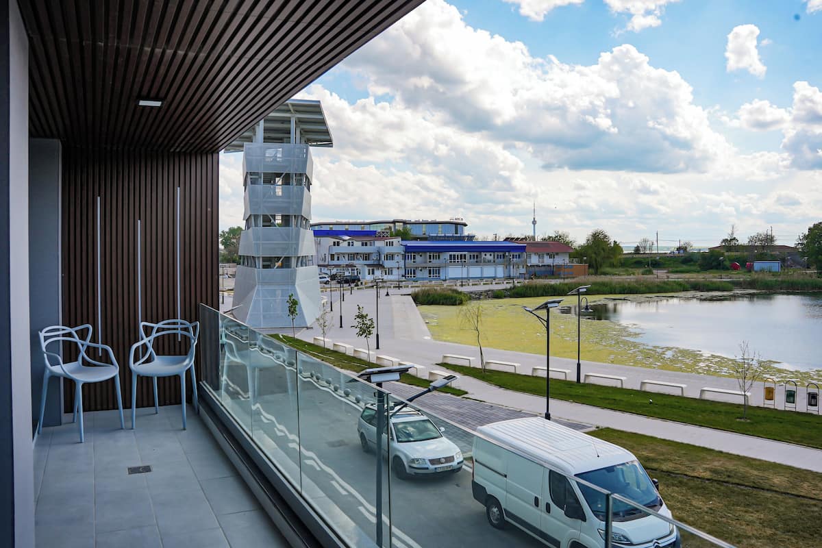 Kahden hengen huone, parveke, järvinäköala | Ilmainen Wi-Fi, vuodevaatteet