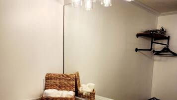 SĂšche-cheveux, serviettes fournies, savon, shampoing