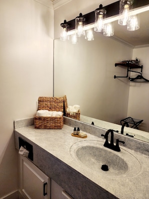 Secador de pelo, toallas, jabón y champú