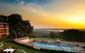 من حمّامات السباحة المغطاة، حمّام سباحة خارجي