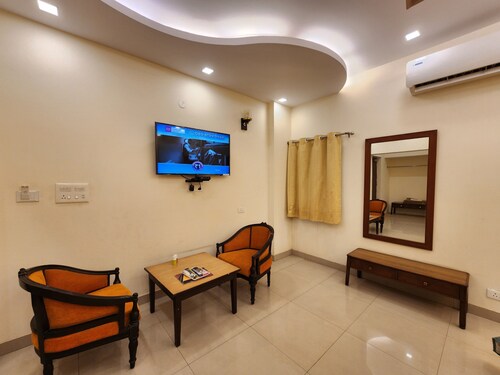 Jungle Babbler Tourist Resort