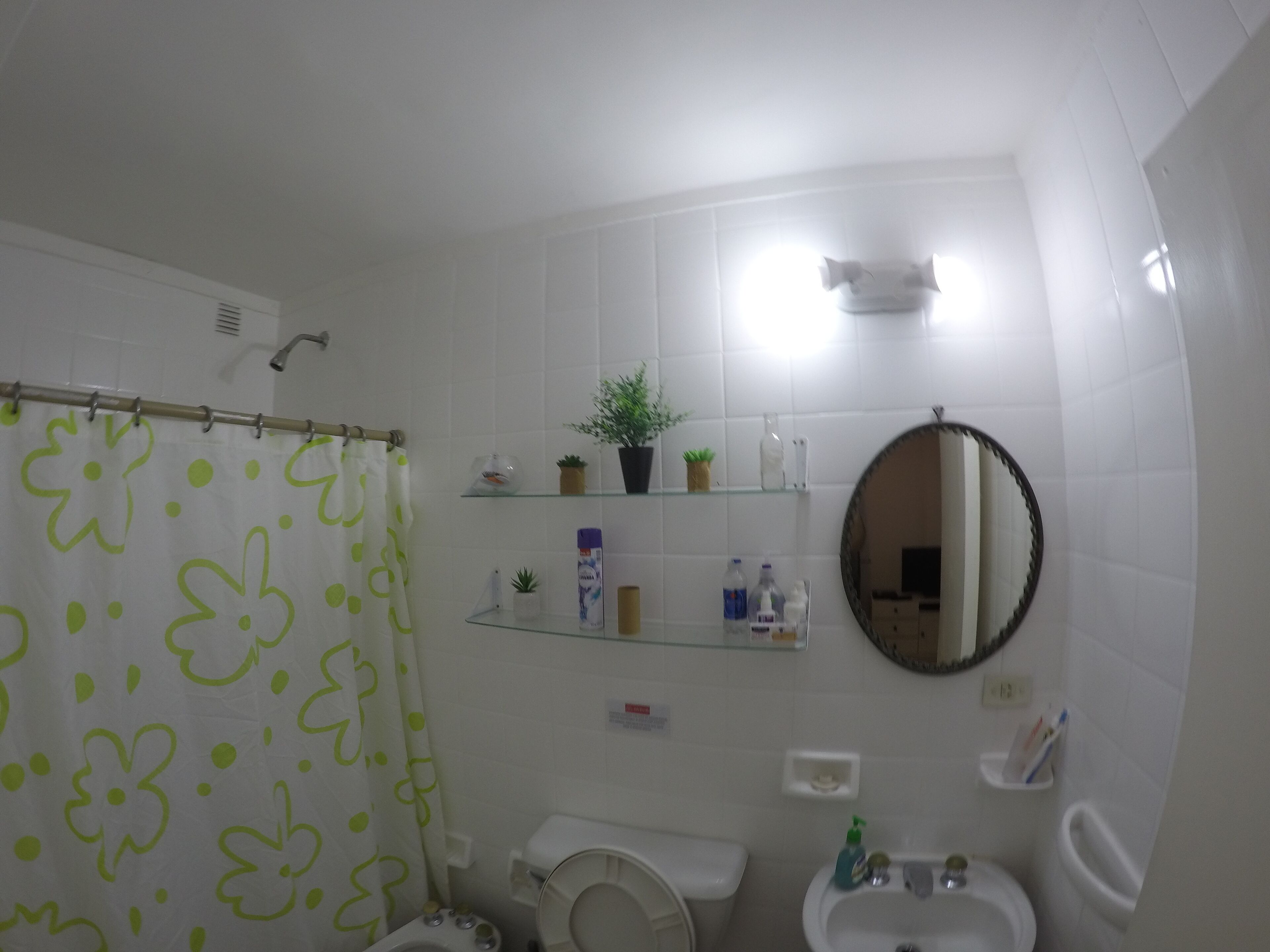 Sèche-cheveux, serviettes fournies, savon, papier toilette