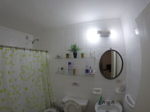 Haartrockner, Handtücher, Seife, Toilettenpapier