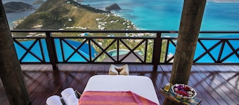 Tingalayo is a private villa for 12 with 270 degree breathtaking views.