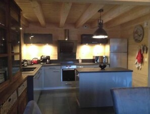 冰箱、微波炉、烤箱、炉灶