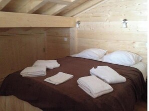 6 bedrooms, desk, iron/ironing board, travel cot