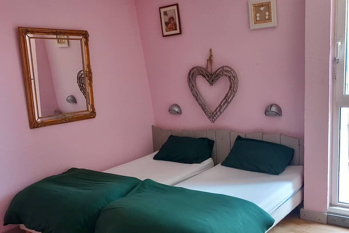Economy Twin kamer, uitzicht op bergen | Individueel gedecoreerd, beddengoed