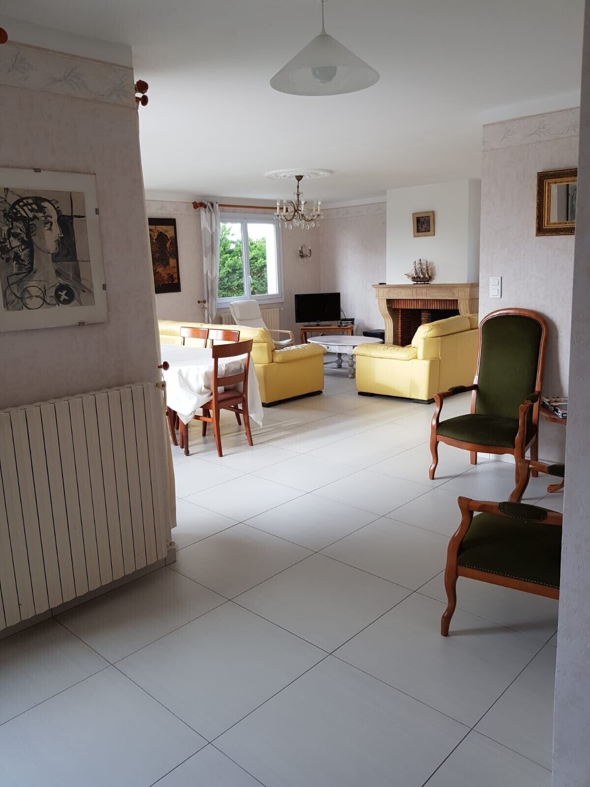 Télévision, cheminée, lecteur de DVD, baby-foot