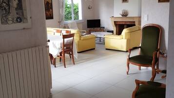 Télévision, cheminée, lecteur de DVD, baby-foot