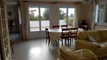 Télévision, cheminée, lecteur de DVD, baby-foot