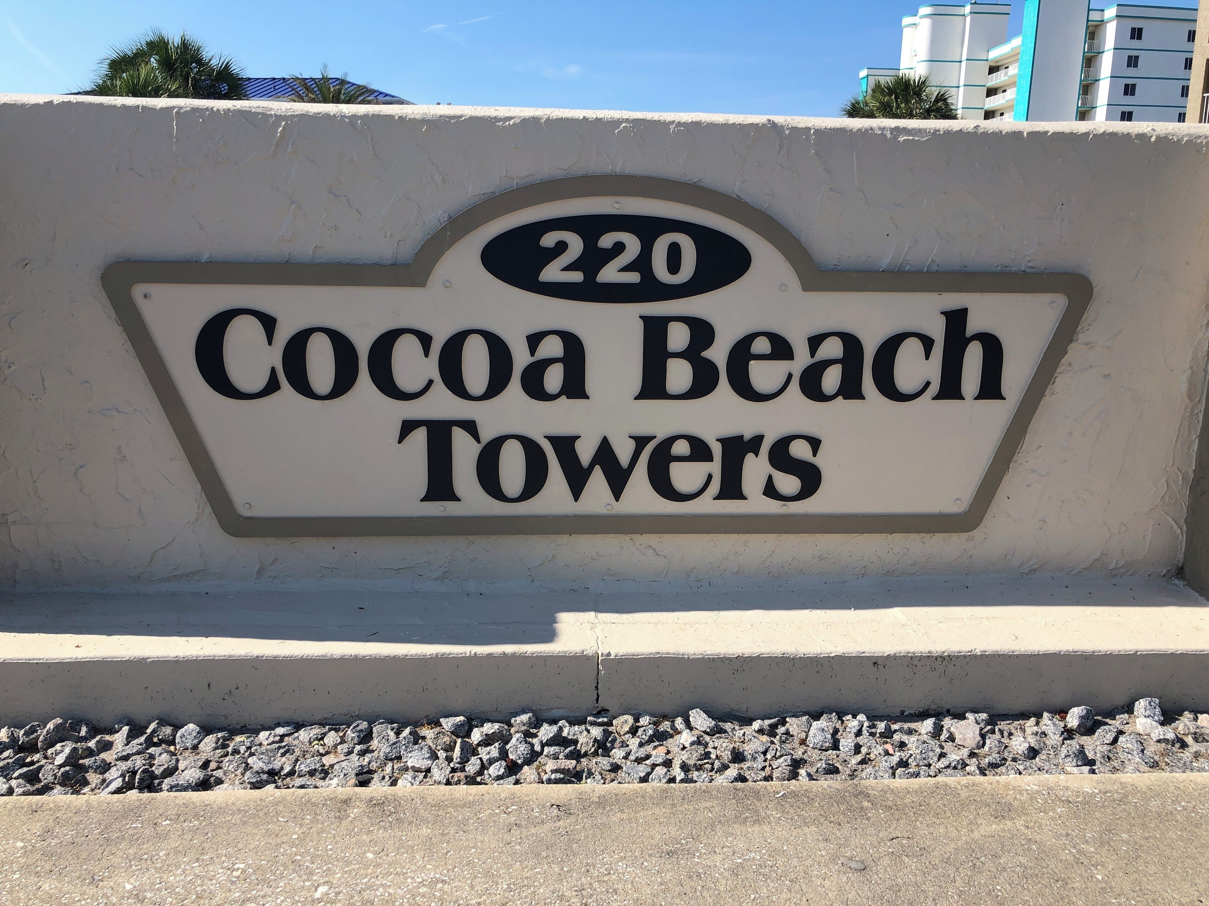 Cocoa Beach Towers -hotellin kyltti, jossa nimen yläpuolella on numero ’220’.
