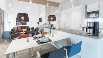 Full-sized fridge, microwave, oven, stovetop