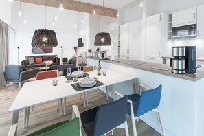 Frigorífico grande, microondas, horno y placa de cocina