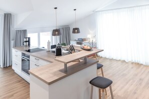 Suite de lujo | Cocina privada | Frigorífico grande, microondas, horno y placa de cocina