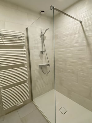 Douche, sèche-cheveux, serviettes fournies, savon