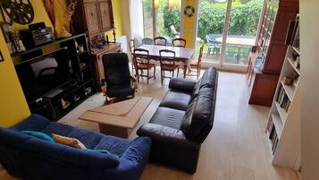 Televisie, een dvd-speler, boeken en een stereo