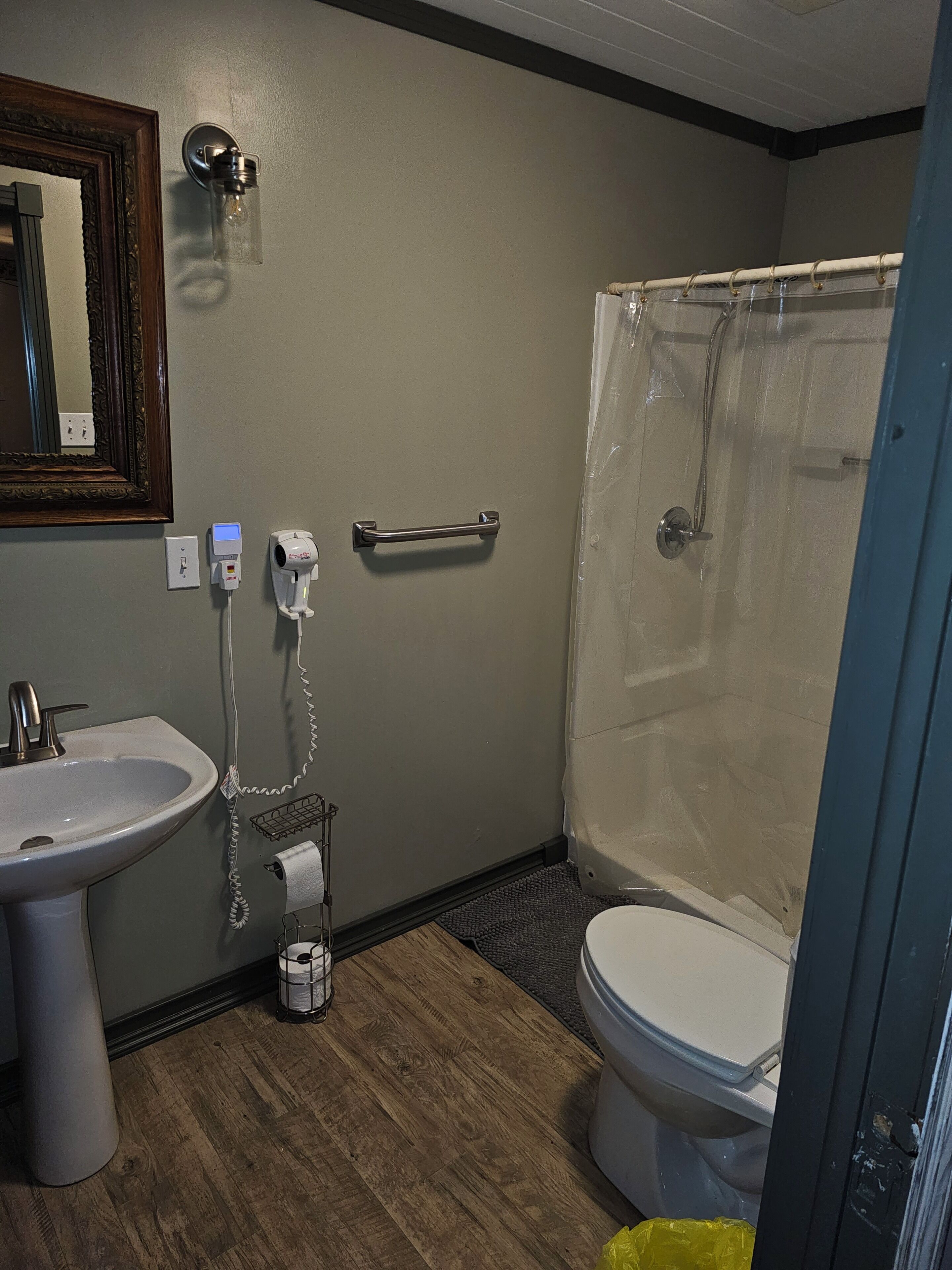 シャワー、ヘアドライヤー、タオル、石鹸