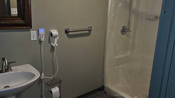 Een douche, een haardroger, handdoeken, zeep