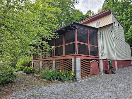Exterior. Cabin stay close to state park