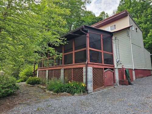 Cabin stay close to state park