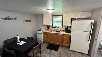 Fridge, oven, stovetop, coffee/tea maker