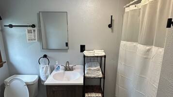 Dusj, håndklær, såpe og toalettpapir