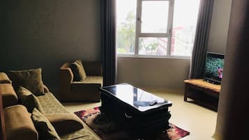Condo família, vista para a cidade | Área de estar | TV de tela plana