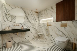 Douche, sèche-cheveux, serviettes fournies, savon