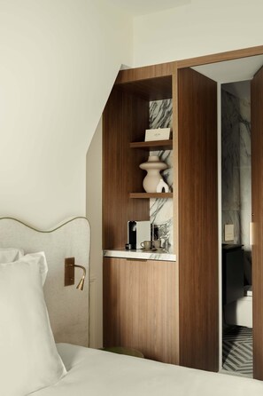 Premium bedding, individually decorated, individually furnished, desk - Hôtel Leon (Paris)
