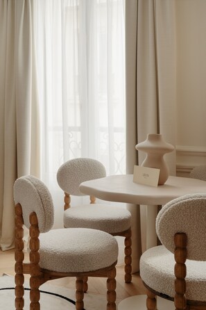 Penthouse | Living area | TV - Hôtel Leon (Paris)