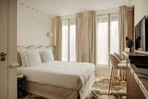 Premium bedding, individually decorated, individually furnished, desk - Hôtel Leon (Paris)