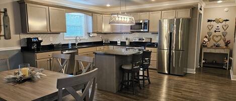 Frigorífico, microondas, horno y placa de cocina