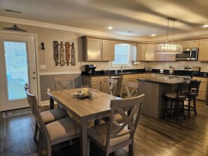 Dining - Close to Soaky Mountain Water Park, Sevierville Community Center & Dollywood (Sevierville)