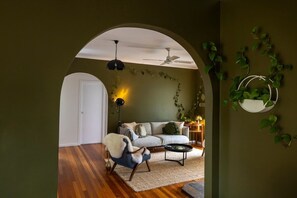 Télévision, cheminée, livres