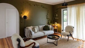 A living room with a sofa, two chairs, a coffee table, and a lamp. - LOLA COTTAGE - MI CASA TU CASA (Kyneton)