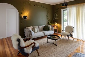 Télévision, cheminée, livres